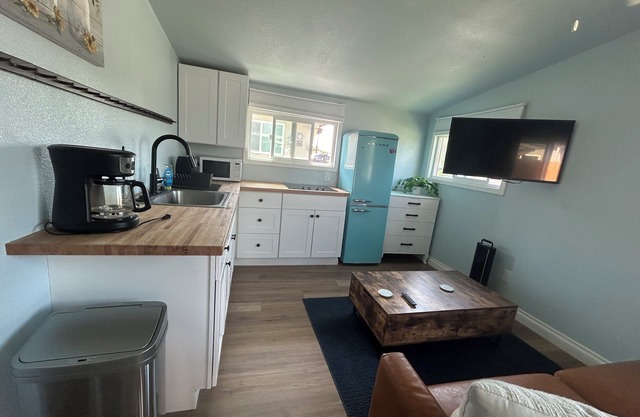 Sun drenched Beach retreat in quiet walkable pet friendly neighborhood!