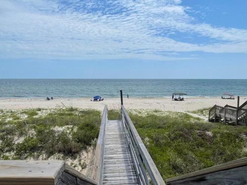 Sunflower 2, Beachfront Apt, pets allowed