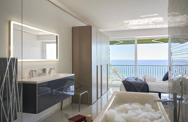 SunlightProperties SKYBLUE - Luxury flat for 6 - Bathtub with a sea-view
