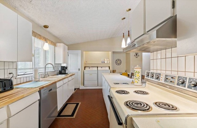 Sunlit 3-BDRM in Central Penfield - Fenced Yard!