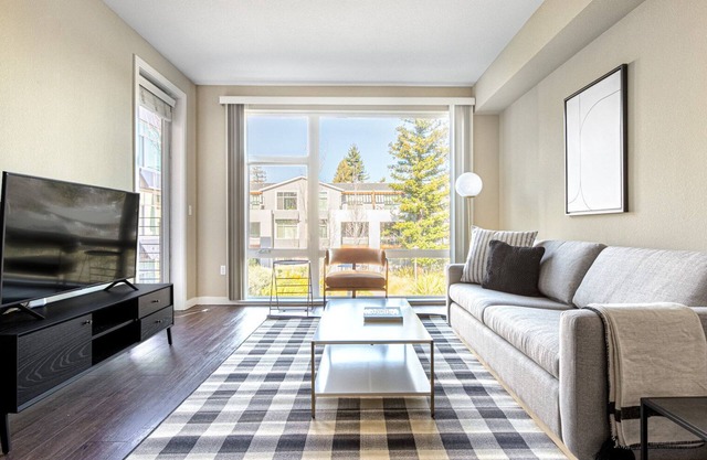 Sunlit Mountain View 2BR w/Pool, Gym, BBQ, by Blueground