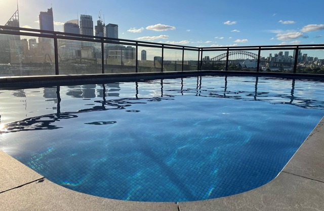 Sunny 1 Bedroom City Apartment with Rooftop Pool & BBQ