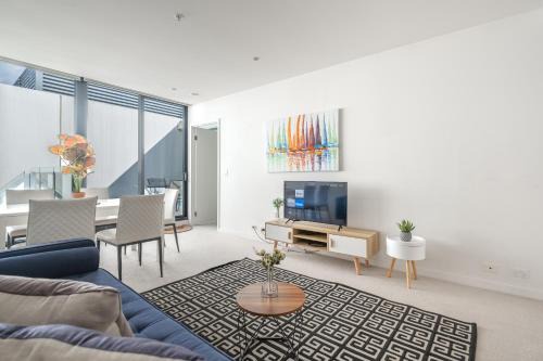 Sunny 2-bedroom Apt On Shamrock Street Parking