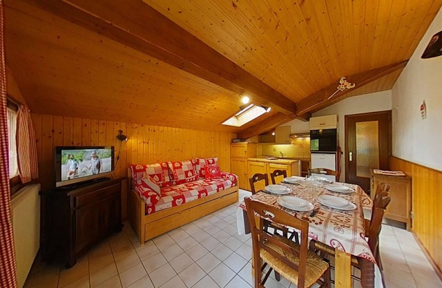 Sunny 2-star Apartment, 6 sleeps, near slopes, south balcony, ski shuttle