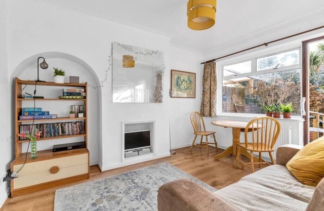 Sunny 2BD LDN Maisonette with Garden for 3