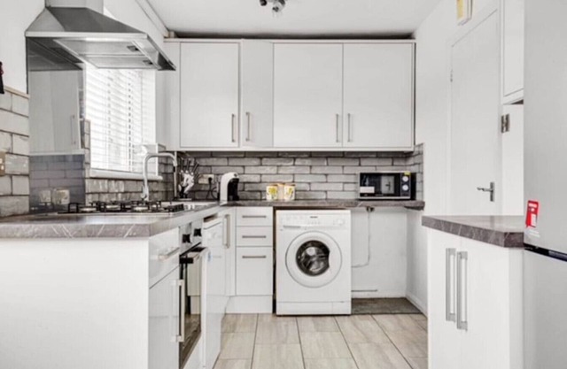 Sunny 3 Bedroom House in Vibrant Brighton