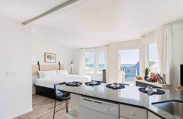 Sunny Cayucos Studio w/Full Kitchen + Lounge Access by the Beach