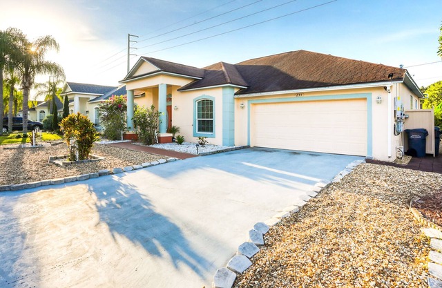 Sunny Central Florida getaway with screened pool, patio, central AC, & W/D