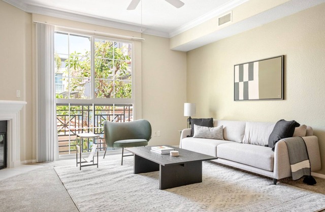 Sunny Glendale 2BR w/ Gym, Pool & Jacuzzi, walk to Bars, by Blueground