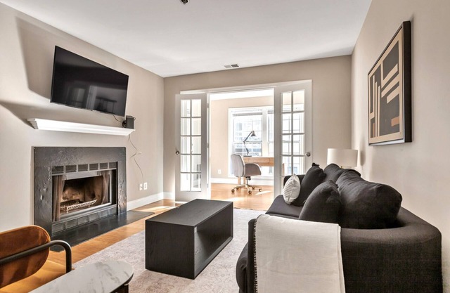 Sunny Rosslyn 1BR w/W/D, Gym & Pool, 10 min walk to Metro, by Blueground