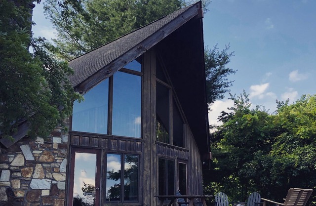 Sunrise Cottage: Unique farmhouse unit sleeps 6