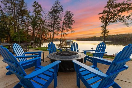 Sunset Pointe by AvantStay Waterfront Beach Fire Pit Sleeps 14 5BDR 4BA