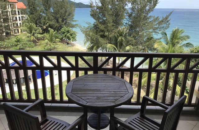 Sunset Seaview Beach Villas & Spa Suites at Nexus Karambunai