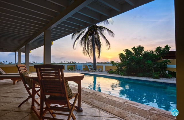 SUNSET VILLA - Stunning VIEW! - private pool - 4 bed - 4 bath- 11 guest home