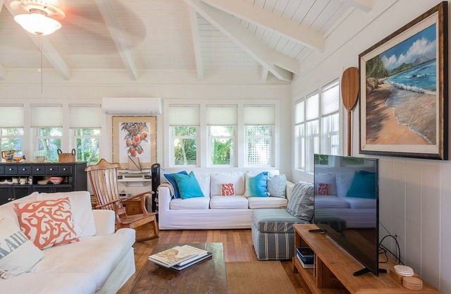 Sunshine Cottage just steps to Kailua beach