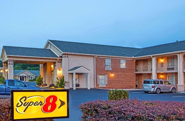 Super 8 by Wyndham Covington
