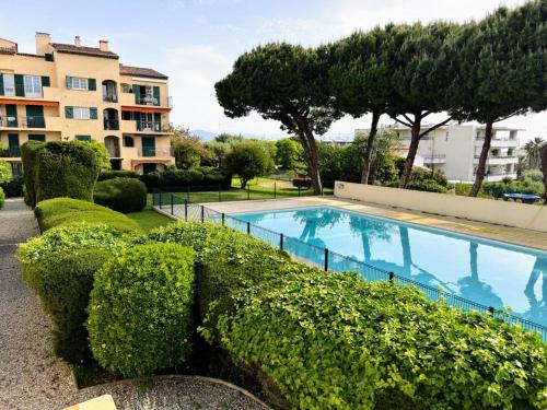 Superb apartment in provenzal residence with pool