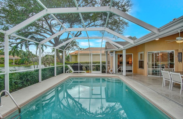 SUPERB LAKESIDE VILLA WITH PRIVATE POOL NAPLES