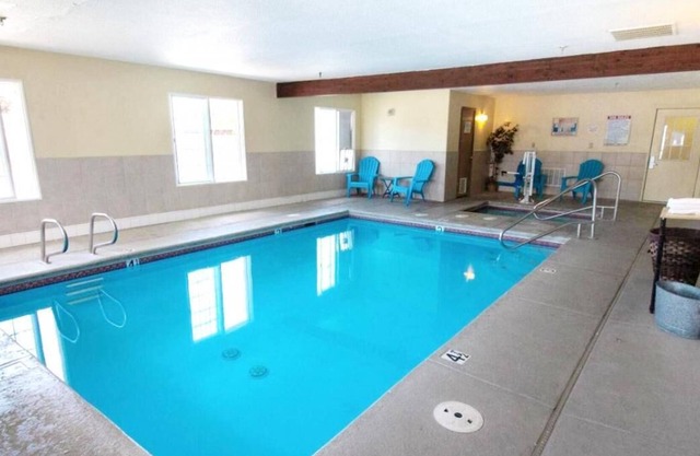Superb Location, Affordable Stay! Pets Allowed, Pool, Near Staff House Museum!
