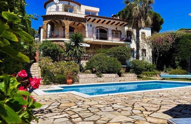 Superb Villa Costa Brava (Calonge-Platja d'Aro), 10p 6br, large pool, sea view.