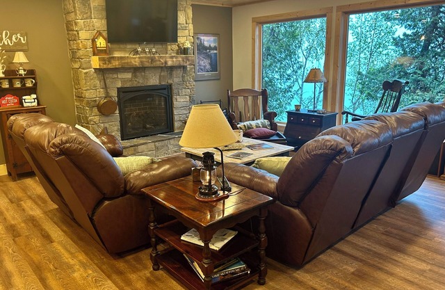 Superior Legacy- Cozy unit with amazing views and direct access to Lake Superior