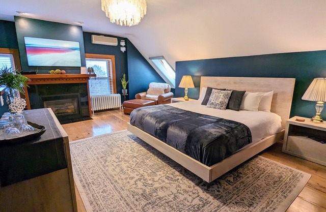 Superior Suite w/Jacuzzi & Sauna
