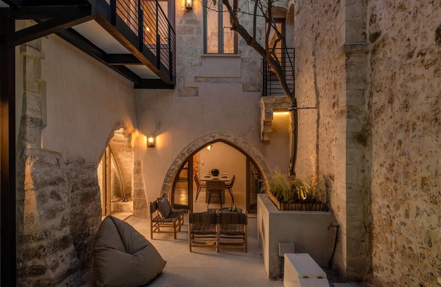 Sutor Chic Manor