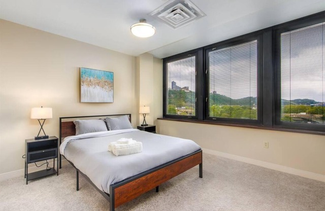 Sweeping Stadium Views TOP LOCATION BEST VIEWS FAST WIFI 24-7 Gym Lounge Roku