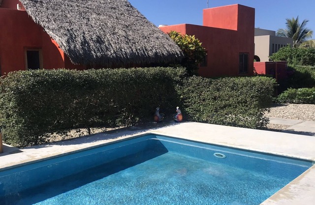 Sweet, Affordable 1 Bedroom Cottage with pool - great for a couple or single!