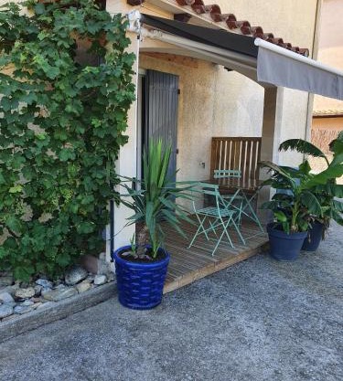T2 jusqu'à 4 personnes en rez-de-jardin de maison, avec piscine, draps et serviettes de toilette fournis