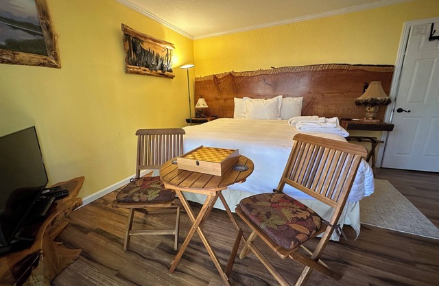 TaHome: Cozy 2BR Suite in Nature, w/option to add Kitchen & Living Area access
