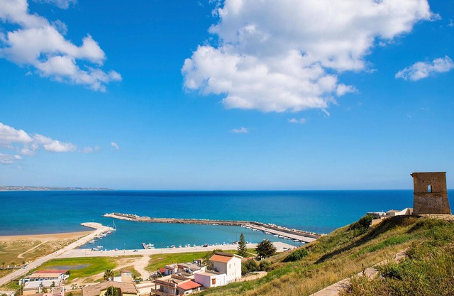 Tasteful and friendly apartment in quiet location by the sea.