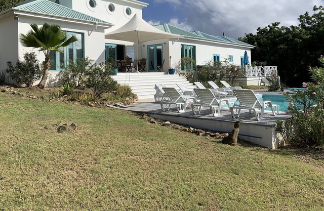“Ten to Three” is a 4 bed, 4 bath villa w/pool,near Pigeon Beach in English Hbr