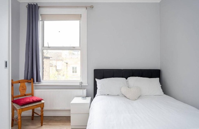 Thames River Apartment for 4 by GuestReady