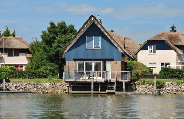 Thatched Villa by IJsselmeer