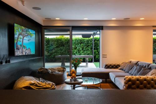 The 007 Residence