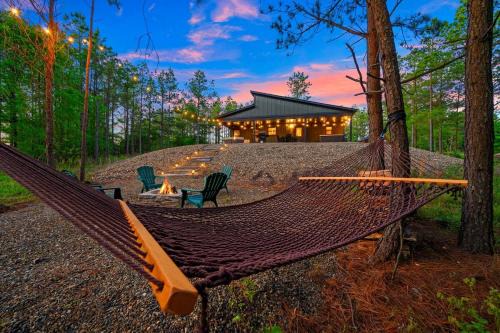 The Animal Crossing -Direct ATV trail access, hot tub, and fire pit near Hochatown