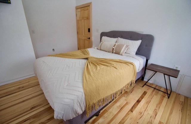 The Barton – Cozy Renovated Home in Brooklyn (3A)