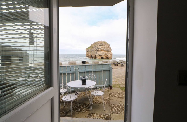 THE BEACH APARTMENT, pet friendly, with a garden in South Shields