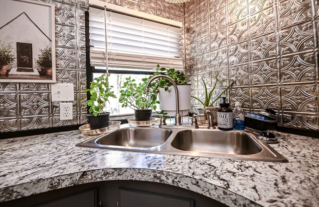 The Best of Both Worlds: Close to Town and Outdoor Activities w Hot Tub!