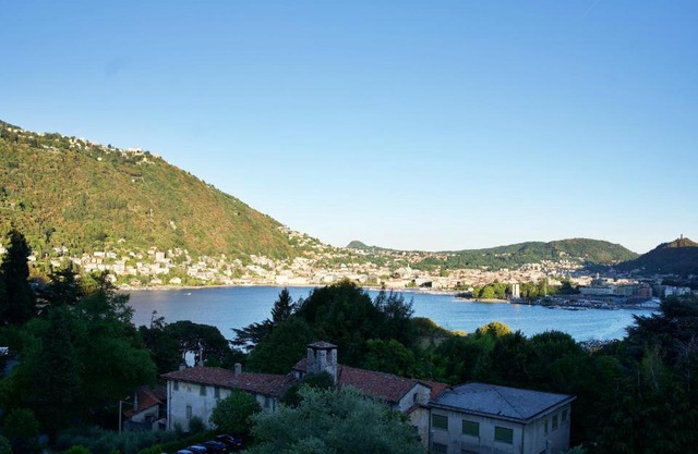 The Blue - lake/city view modern apt near villa Olmo