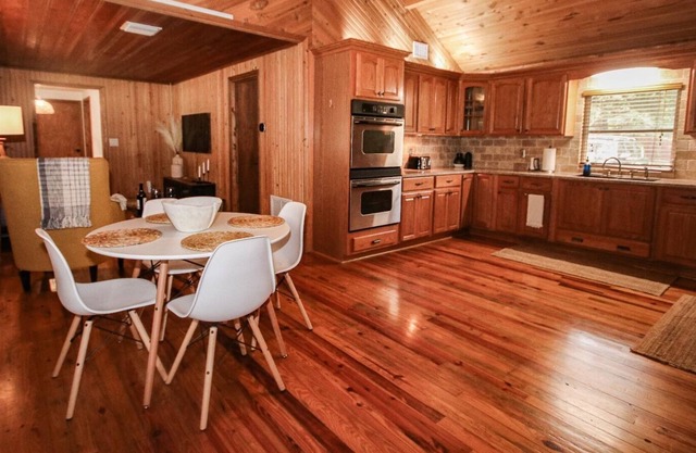 The Cabin in The City with Outdoors Living Space