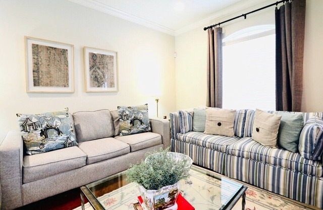 The Carl, 2BR Townhome by Velvet Ditch Villas