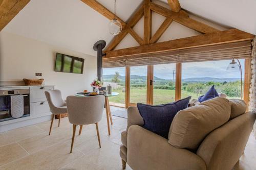 The Cart Shed - romantic hideaway with a view!