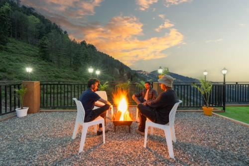 The Charvi Palace l Private Balconies l 360" Mountain View l Room Service l Business Centre l Apple Orchid for Morning and Evening Walk l Kufri by Exotic Stays