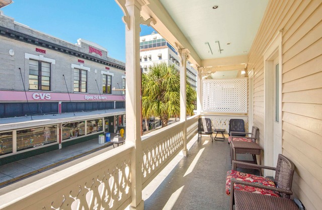 The Collins- Two Story Loft w/ Balcony on Duval St