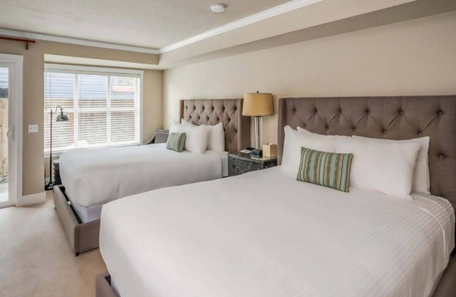 The Courtyard - Double Queen with Kitchenette at Cannon Beach Hotel Collection