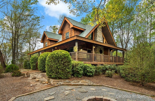 The Enchanted -Fire Pit, Private, Lovely Log Home!