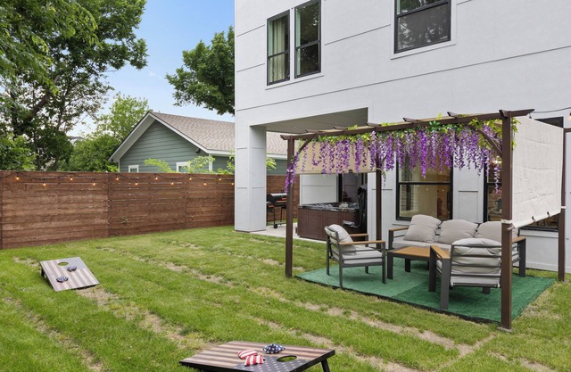 The Floral Home In Dallas With 4 Bedrooms and Hot Tub.