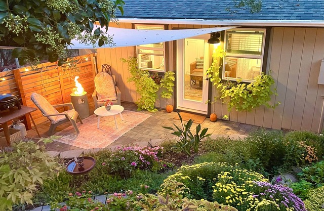 The Flower Bed studio cottage-your private garden paradise